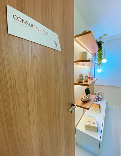 Carolina Veras. Psicóloga na Barra da Tijuca, especialista em terapia cognitivo-comportamental, psicologia, estresse, ansiedade, depressão, pânico, V-Clinic
